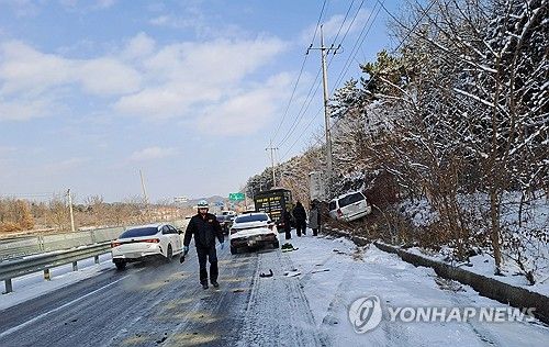 눈길에 미끄러진 차량