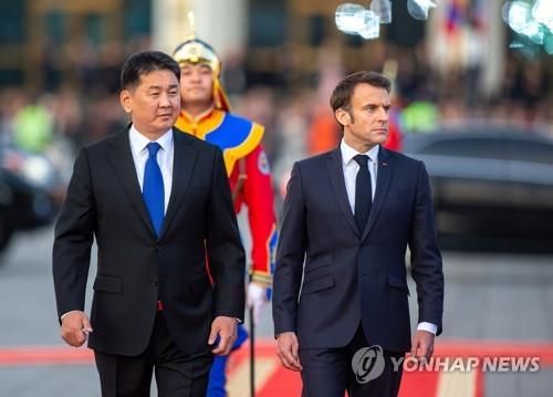 지난해 몽골 방문한 마크롱 대통령과 오흐나 후렐수흐 몽골 대통령