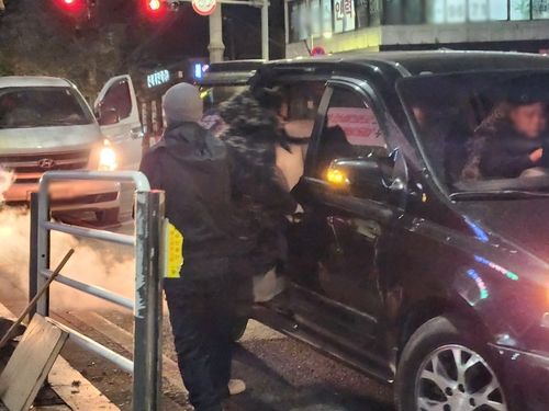 일용직 노동자들을 태우는 승합차