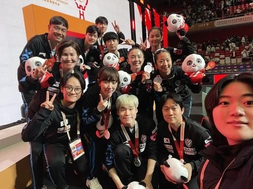 혼성단체 월드컵 시상식 후 셀카 찍은 선수단