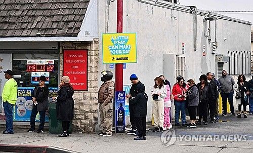 메가 밀리언스 복권을 사려고 줄을 선 미국 캘리포니아 주민들