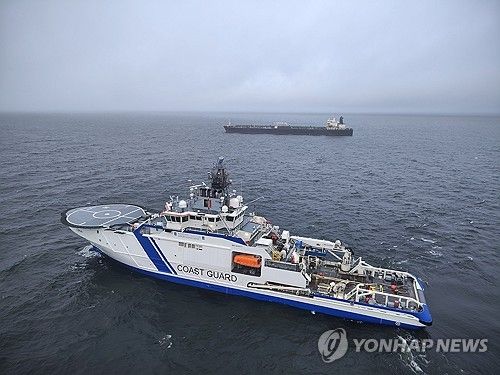 러시아 그림자 선단 소속 의심 선박을 감사하는 핀란드 국경경비대 선박