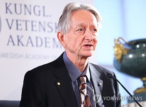 취재진 질문에 답하는 제프리 힌턴 교수