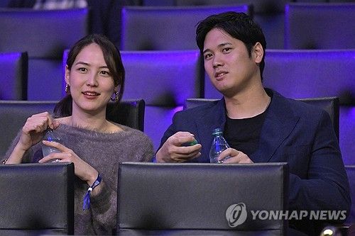 지난 8일 LA에서 농구 경기 관람하는 오타니 쇼헤이(오른쪽)와 아내 다나카 마미코(왼쪽)