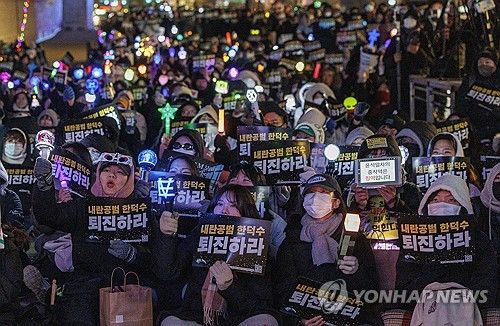 한 대통령 권한대행 퇴진 외치는 시민들