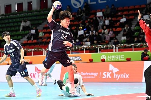 28일 충남도청과 경기에서 슛을 던지는 두산 고봉현.