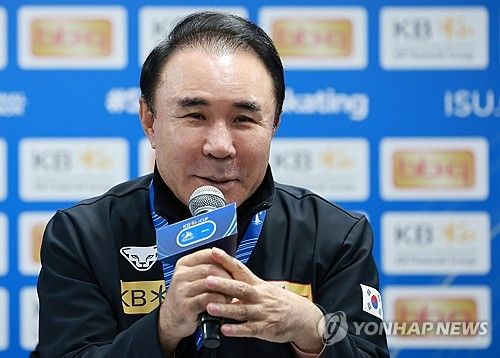 인사말 하는 윤홍근 빙상연맹 회장