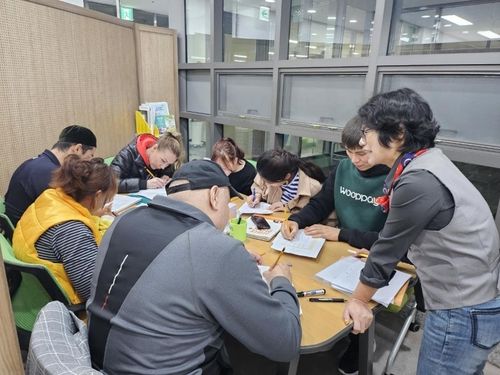 한국어 회화 교육받는 고려인 동포들