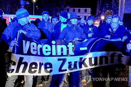 성탄마켓 차량테러 현장 인근에서 행진하는 독일을 위한 대안(AfD) 지도부