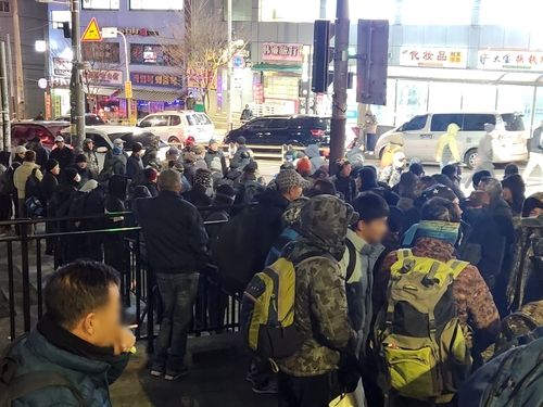 남구로역 인근 마트 앞을 가득 채운 일용직 노동자들