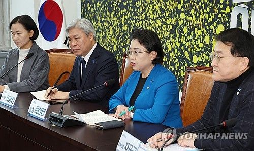 발언하는 김선민 당 대표 권한대행