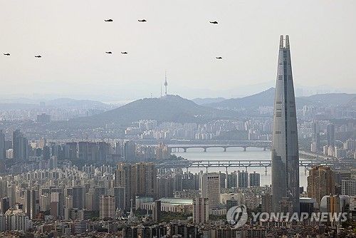 롯데월드타워 상공 지나치는 육군 헬기편대