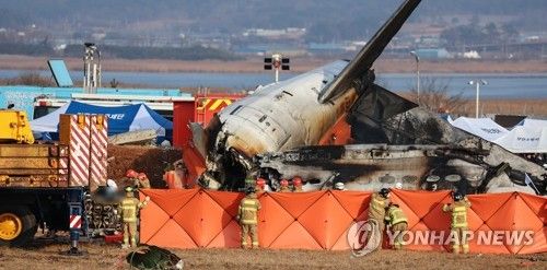 사고 여객기 수색하는 소방구급대원