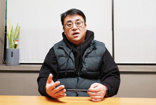 인터뷰 하는 김동현 제주민예총 이사장