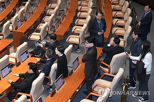 비상계엄 해제 결의안 본회의장 찾은 한동훈 대표