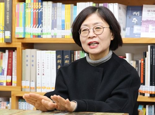 인터뷰 하는 김순자 제주학센터장