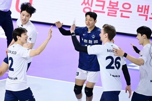 득점의 기쁨을 나누는 대한항공 선수단 