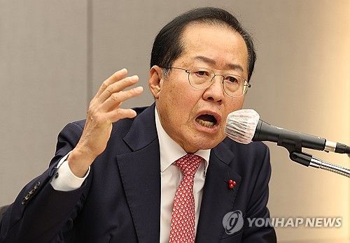 질문에 답변하는 홍준표 시장