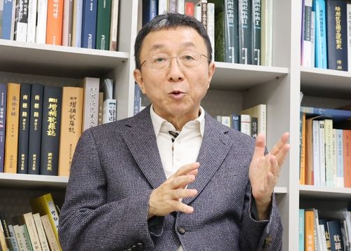 인터뷰 하는 박찬식 제주민속자연사박물관장