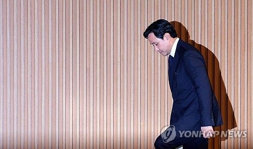 기자회견장 입장하는 최윤범 고려아연 회장