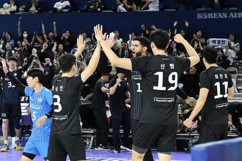 득점 후 기뻐하는 현대캐피탈 선수들