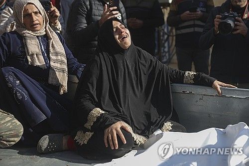 2일(현지시간) 시리아 이들리브 지역에 가해진 러시아 공습 이후 가족을 잃은 한 여성이 병원 밖에서 슬퍼하고 있다. 