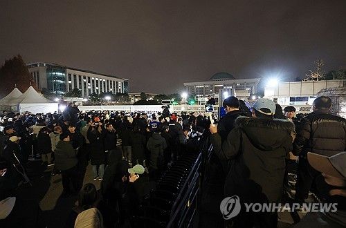 비상계엄 선포 뒤 출입 통제되는 국회