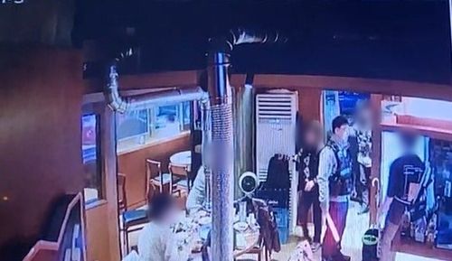 손님들 대피시키는 경찰