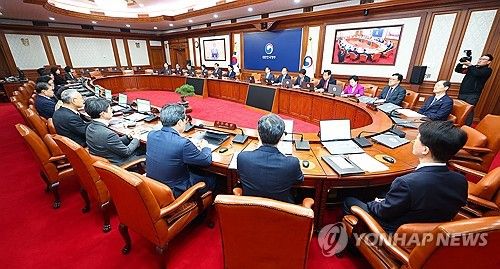 한덕수 총리 인사말 듣는 국무위원들