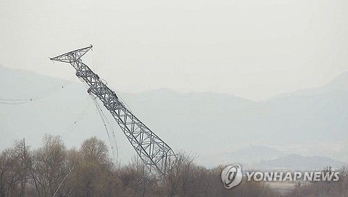 북한 개성공단 송전탑 전선 제거작업