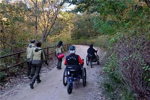 북한산국립공원 산악 휠체어 체험프로그램에 참여한 탐방객들. [국립공원공단 제공. 재판매 및 DB 금지]