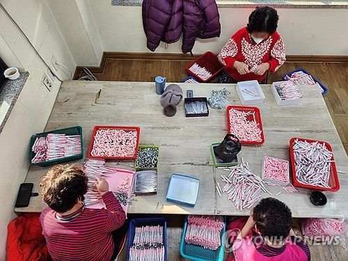 볼펜 조립해 따뜻한 기부까지