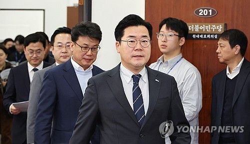 원내대책회의 입장하는 박찬대 원내대표