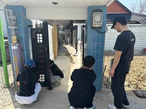 개선 작업 중인 주거환경학과 학생들