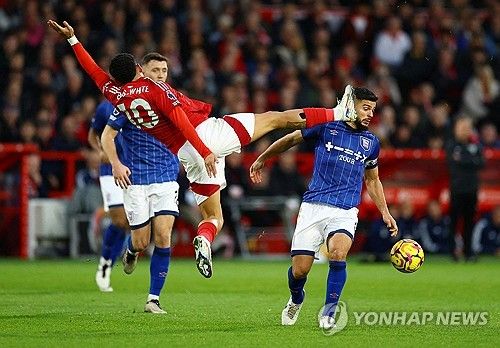 일반 주장 완장 찬 입스위치타운 샘 모르시(오른쪽)