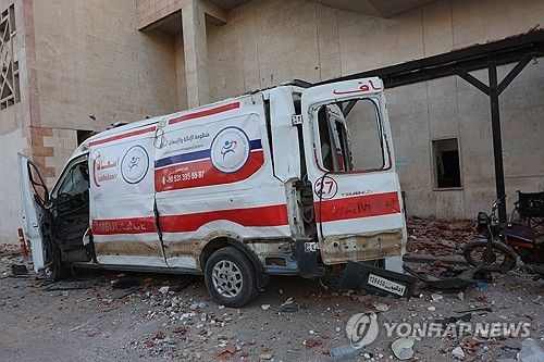 2일(현지시간) 시리아 이들리브 지역에 러시아의 공습으로 병원 앞에 세워진 앰뷸런스가 파손된 모습