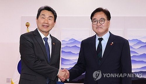 우원식 국회의장, 이주호 부총리 접견