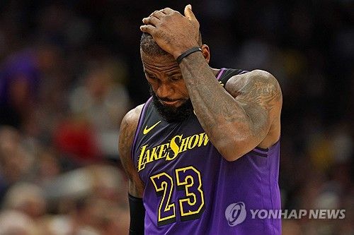 고개 숙인 제임스