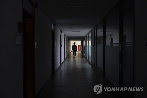 불 꺼진 강의실, 어두운 복도