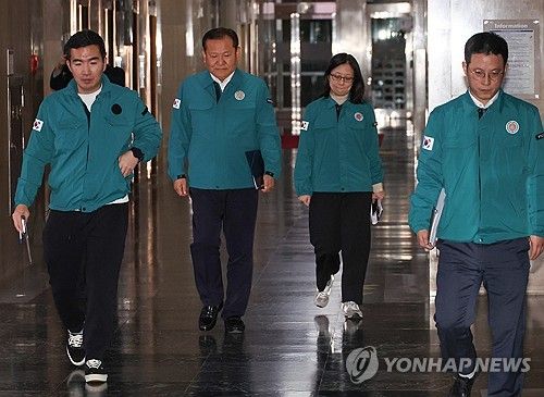 긴급회의 향하는 이상민 행안부 장관