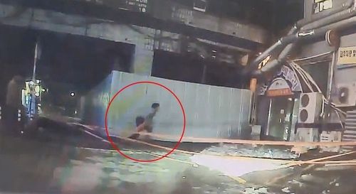 소화기 들고 뛰는 경찰관