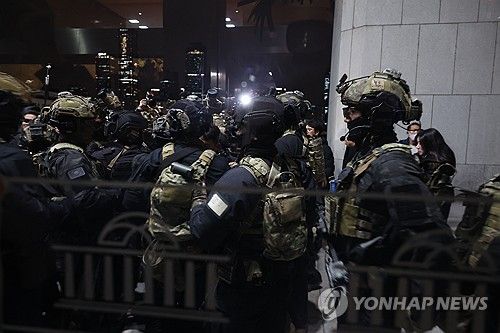 국회 본청 진입 준비하는 계엄군