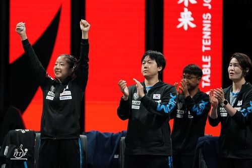 응원하는 신유빈(왼쪽)과 코치진