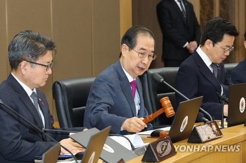 의사봉 두드리는 한덕수 총리