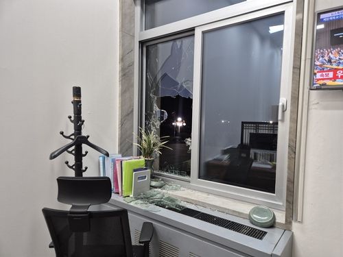 군 진입 후 유리창이 깨진 국민의힘 정책위 의장실