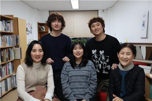 왼쪽부터 장미선 교수, 김경섭·김하은·윤재호 학생, 최병숙 교수 
