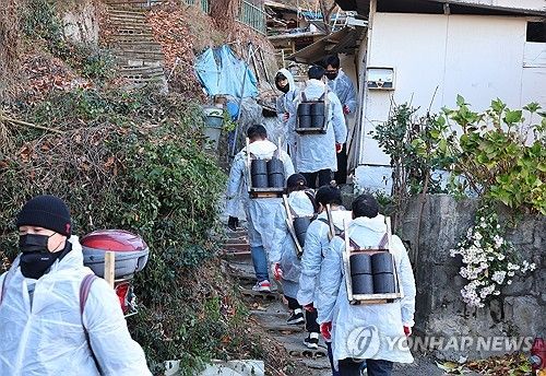 추위 녹이는 연탄 나눔 봉사