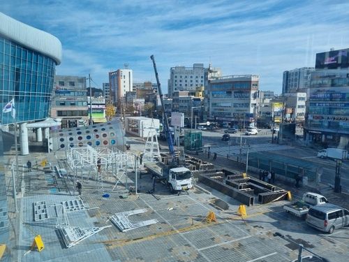 광주 송정역에 설치 중인 대형 조형물