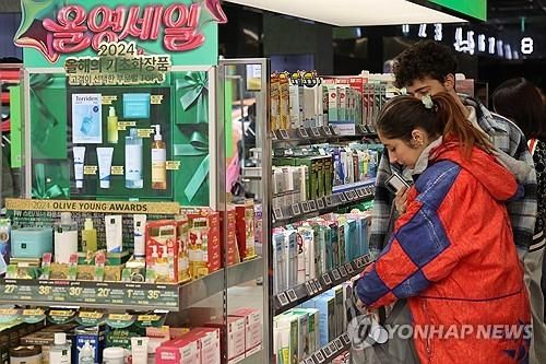 CJ올리브영 매장을 둘러보는 외국인들