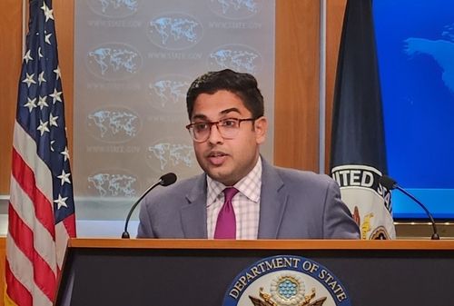 브리핑하는 파텔 미 국무부 부대변인